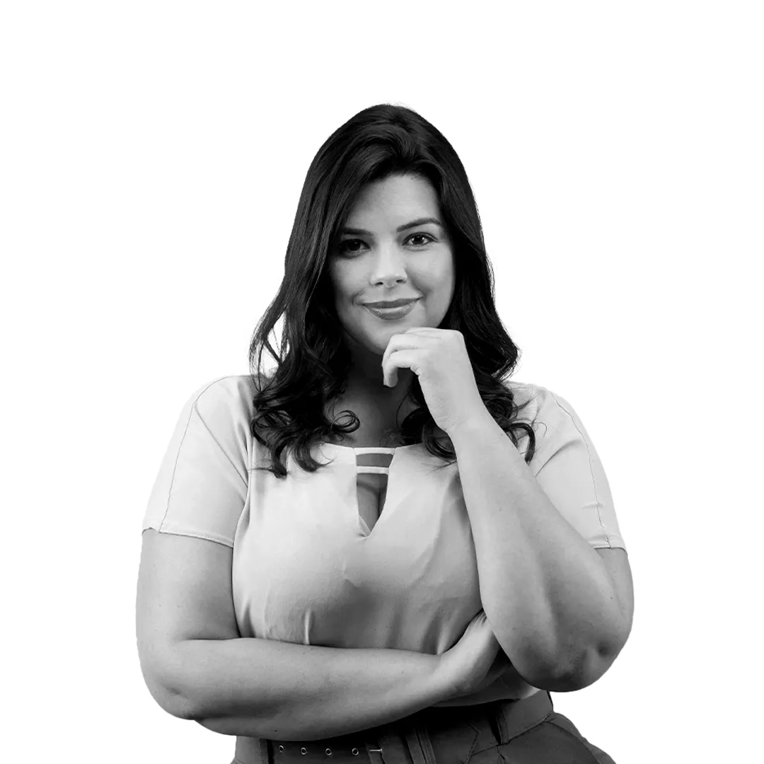 Imagem preto e branco de mulher com pose confiante no trabalho