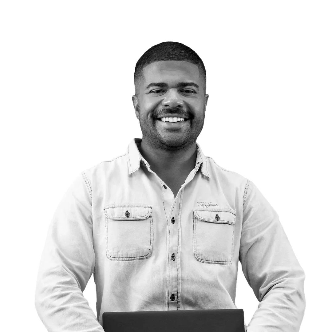 Imagem preto e branco de homem sorrindo no trabalho