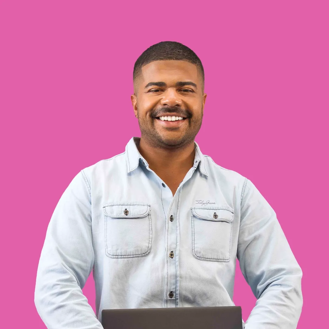 Imagem de homem sorrindo no trabalho