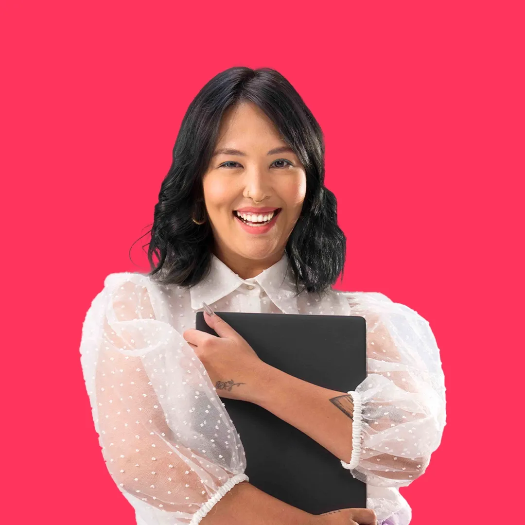 Imagem de mulher sorrindo no trabalho