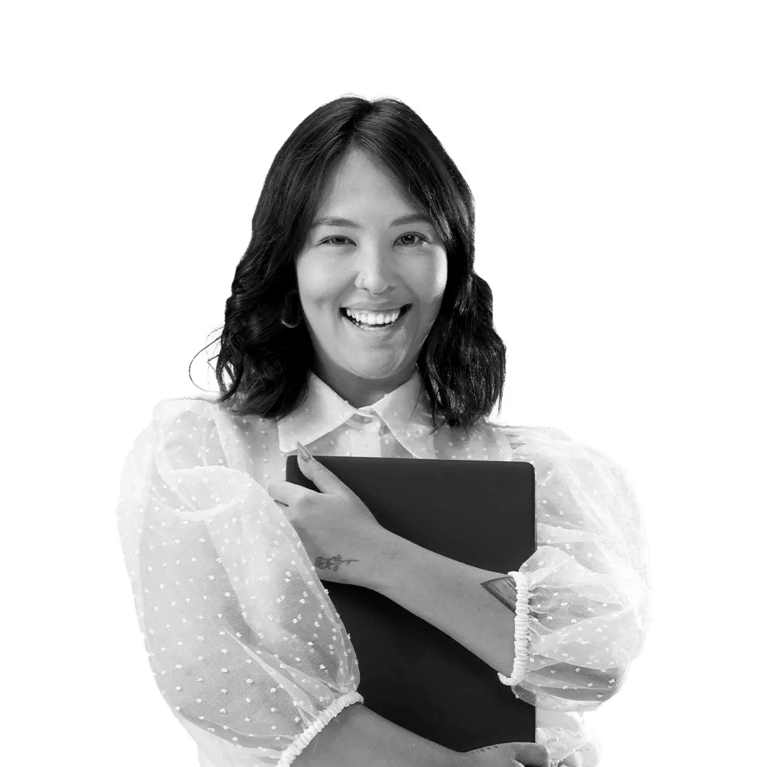 Imagem preto e branco de mulher sorrindo no trabalho