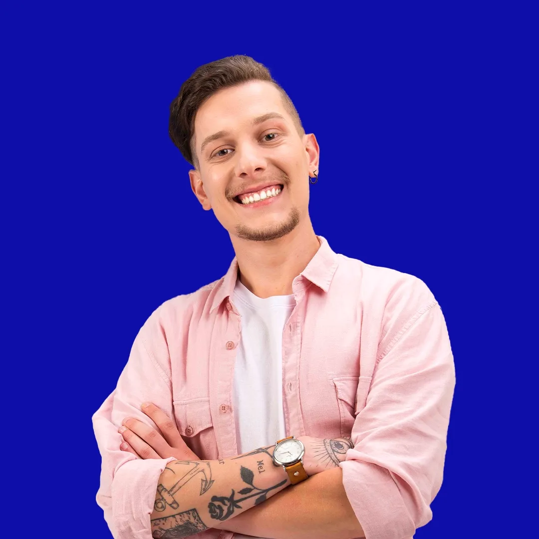 Imagem de homem sorrindo no trabalho