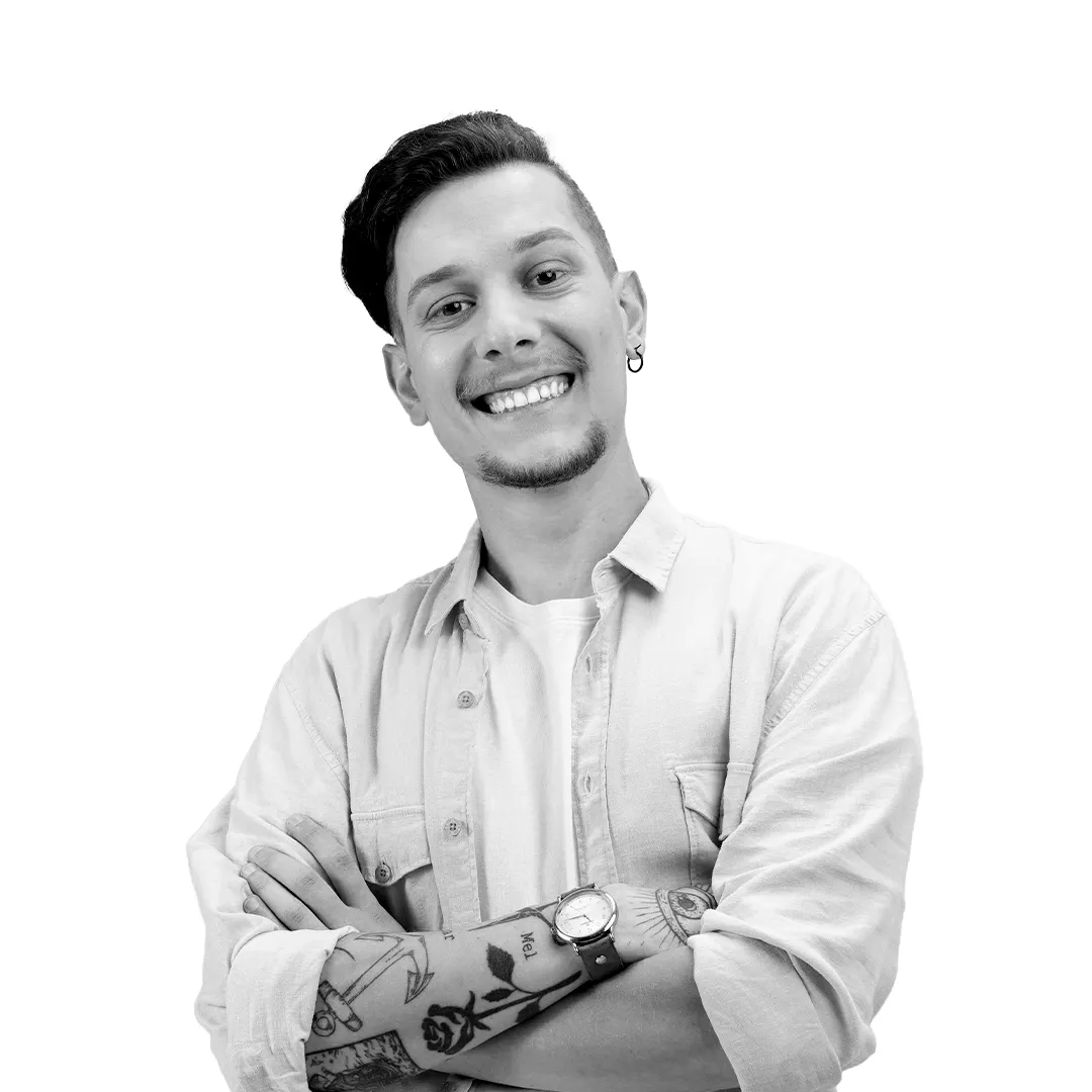 Imagem preto e branco de homem sorrindo no trabalho