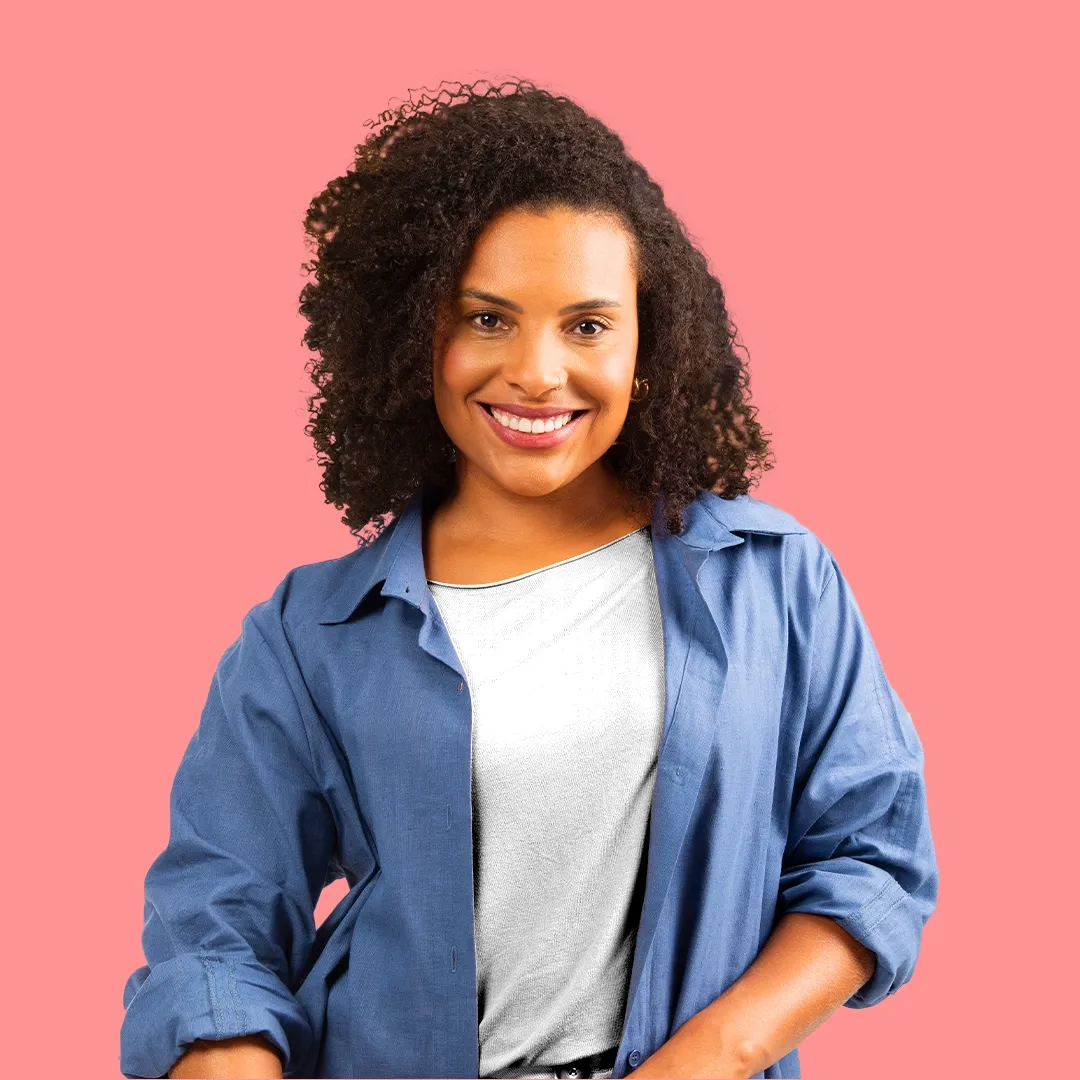 Imagem de mulher sorrindo no trabalho