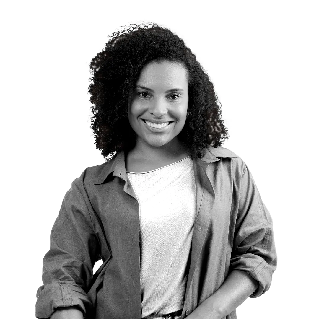 Imagem preto e branco de mulher sorrindo no trabalho