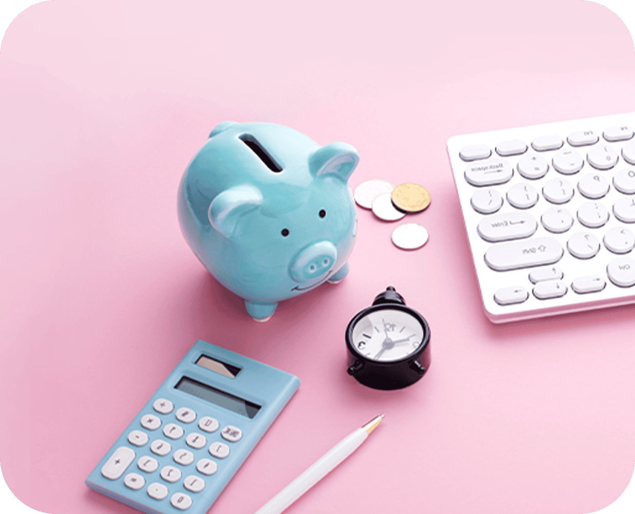 Imagem de mesa rosa com cofrinho, calculadora e teclado